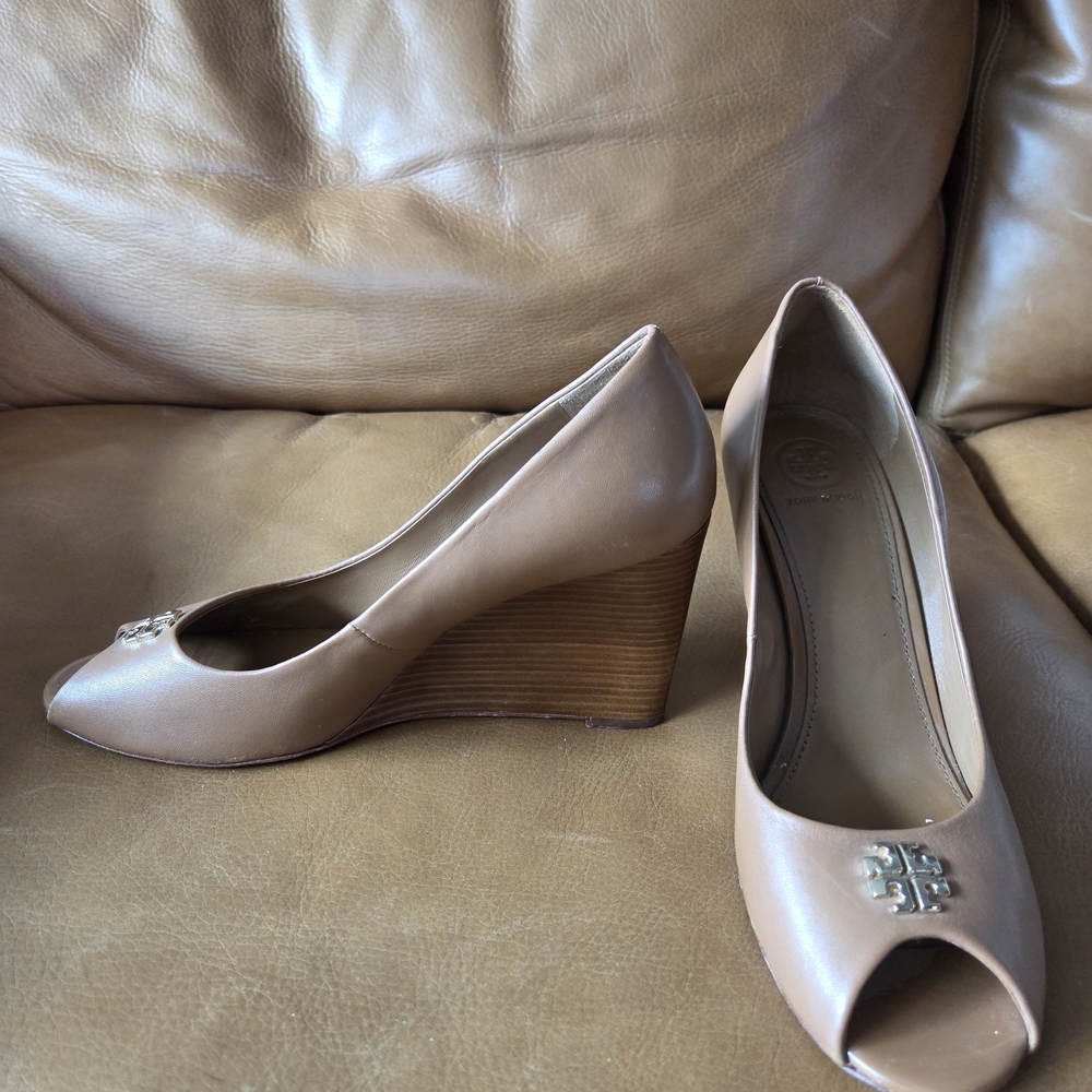 Tory Burch Logo Leather Peep Toe Wedge Pumps Taupe Nude 8.5